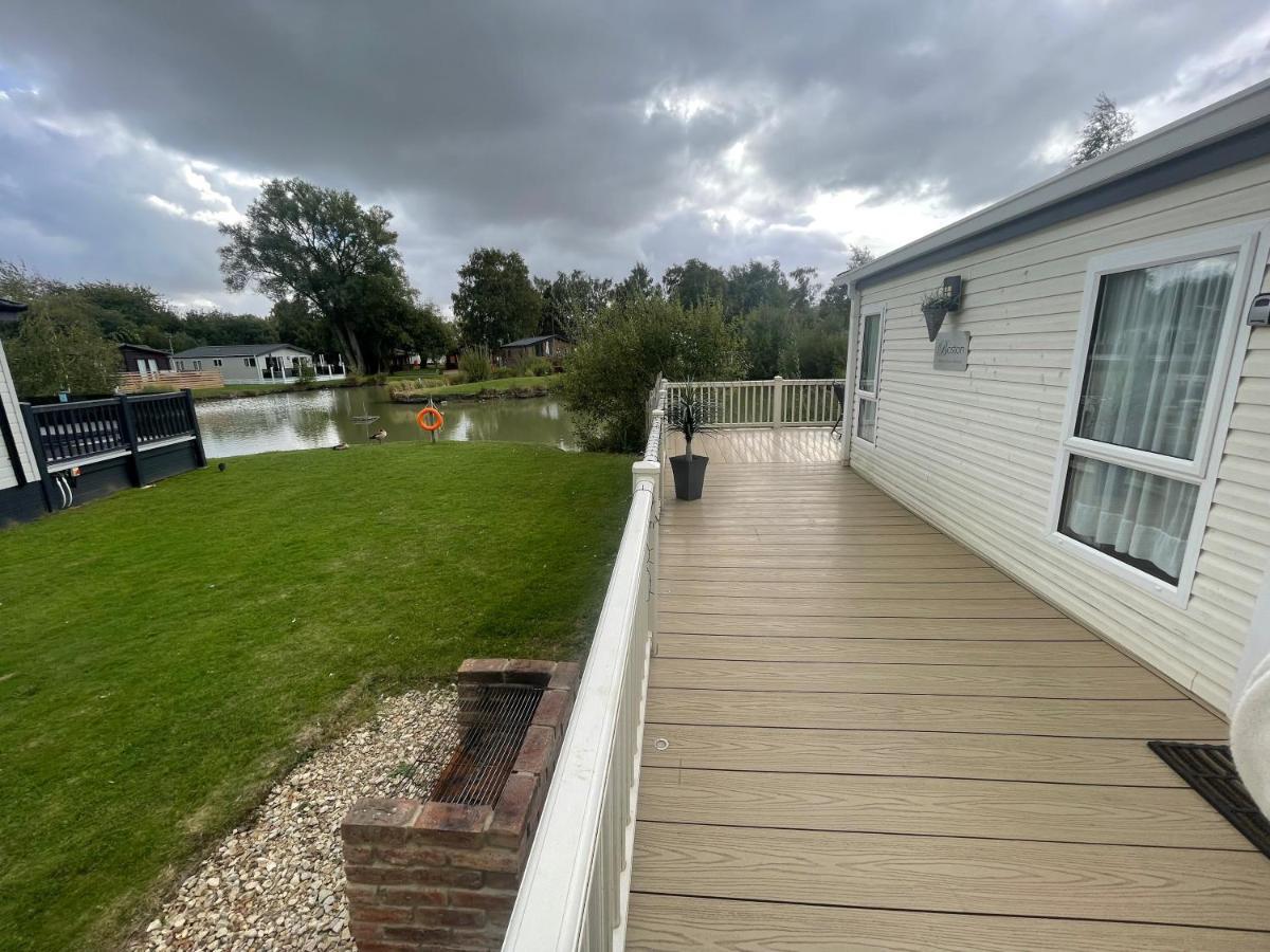 Luxury Lakeside Lodge L2 With Hot Tub Situated At Tattershall Lakes Country Park Exterior foto