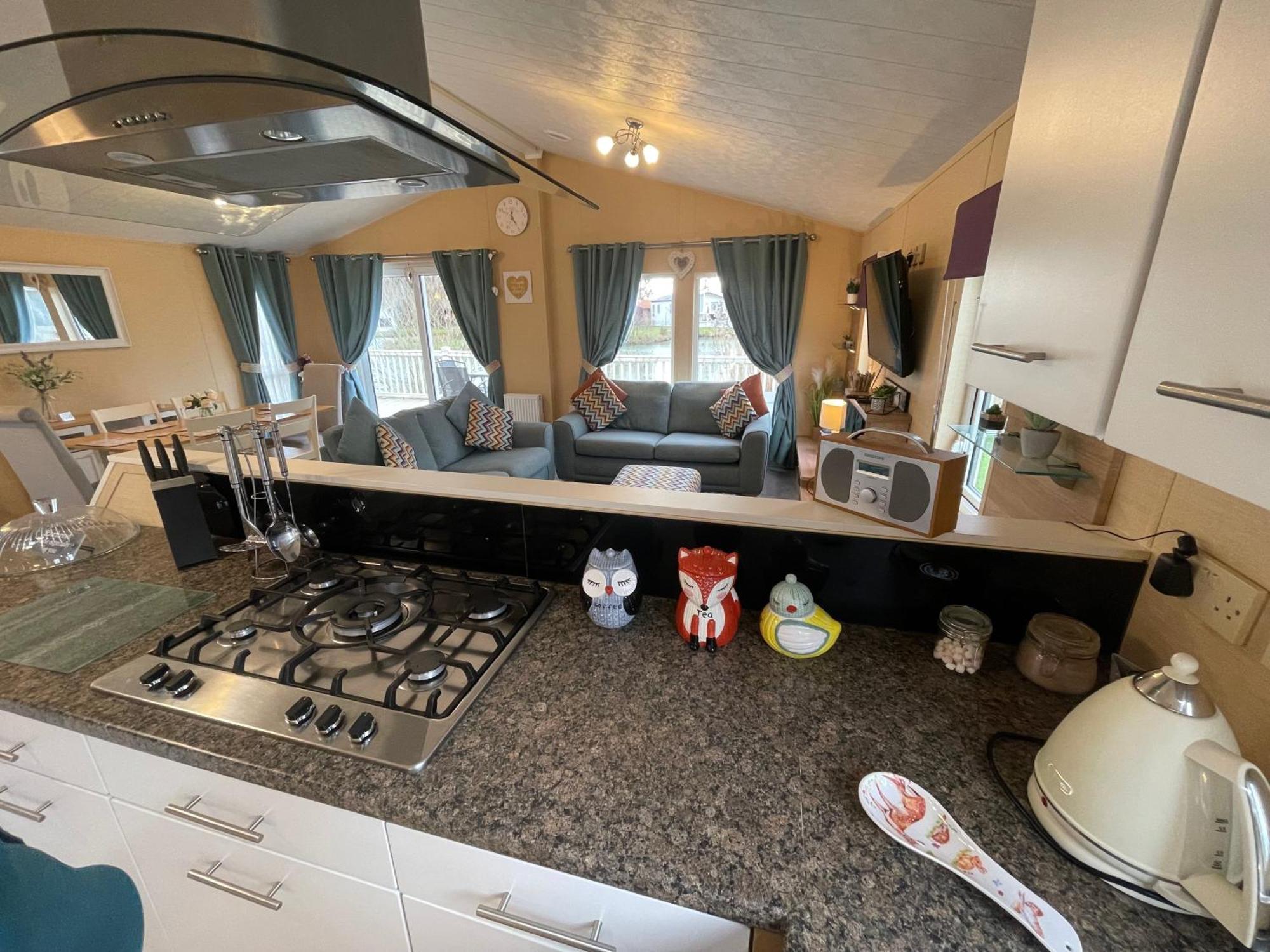 Luxury Lakeside Lodge L2 With Hot Tub Situated At Tattershall Lakes Country Park Exterior foto