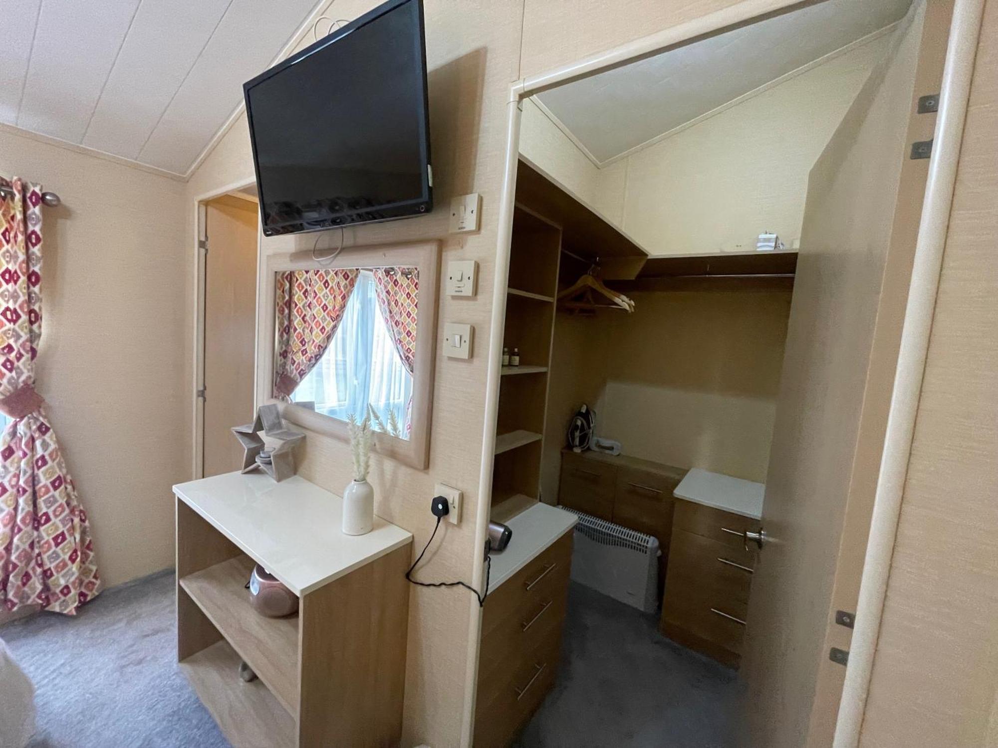Luxury Lakeside Lodge L2 With Hot Tub Situated At Tattershall Lakes Country Park Exterior foto